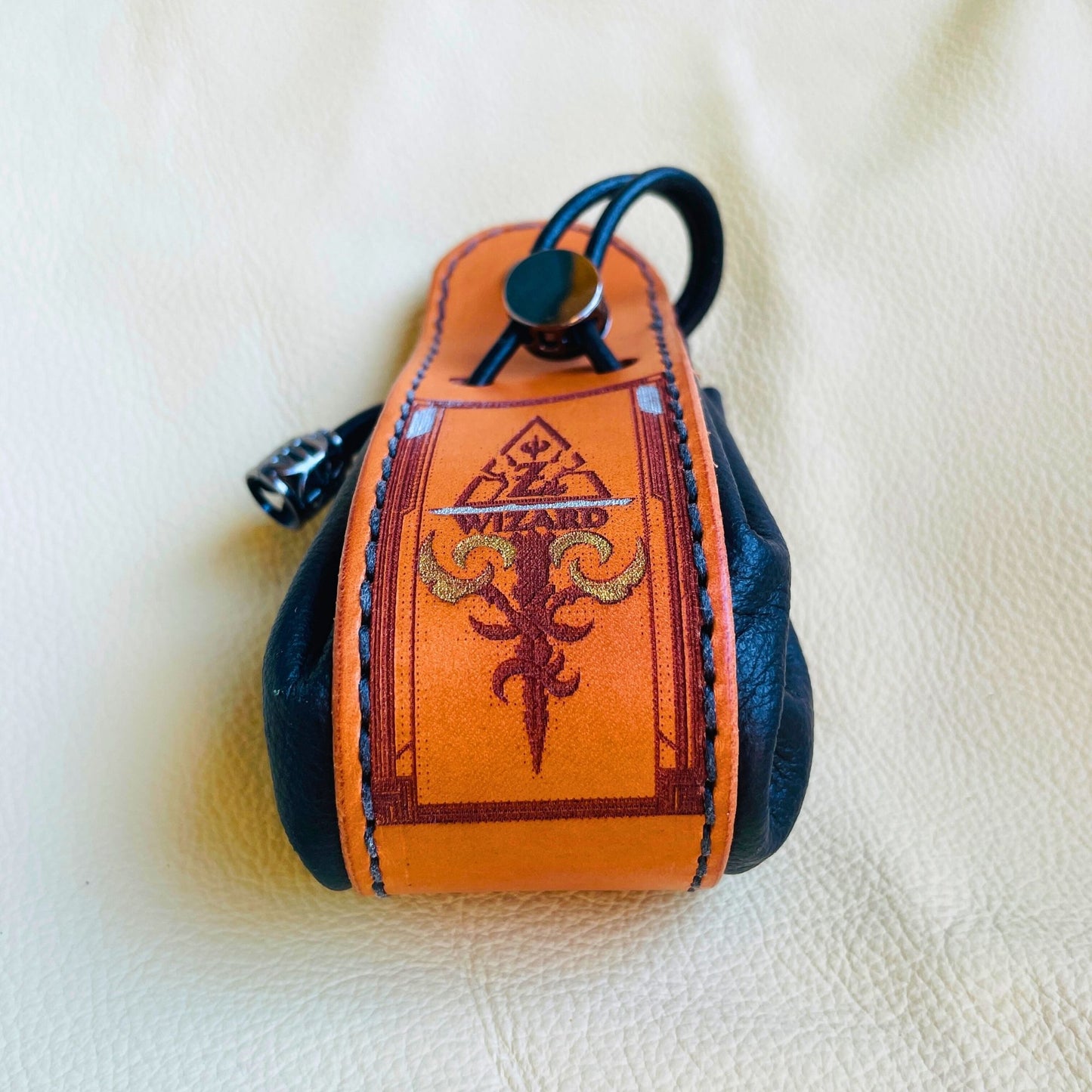 SteamVoyage - sacchetto porta dadi in cuoio e pelle crema, verde, rossa, nera o blu con incisione dipinta a mano di classi base di Dungeons and dragons - bardo, mago, chierico, ladro, guerriero