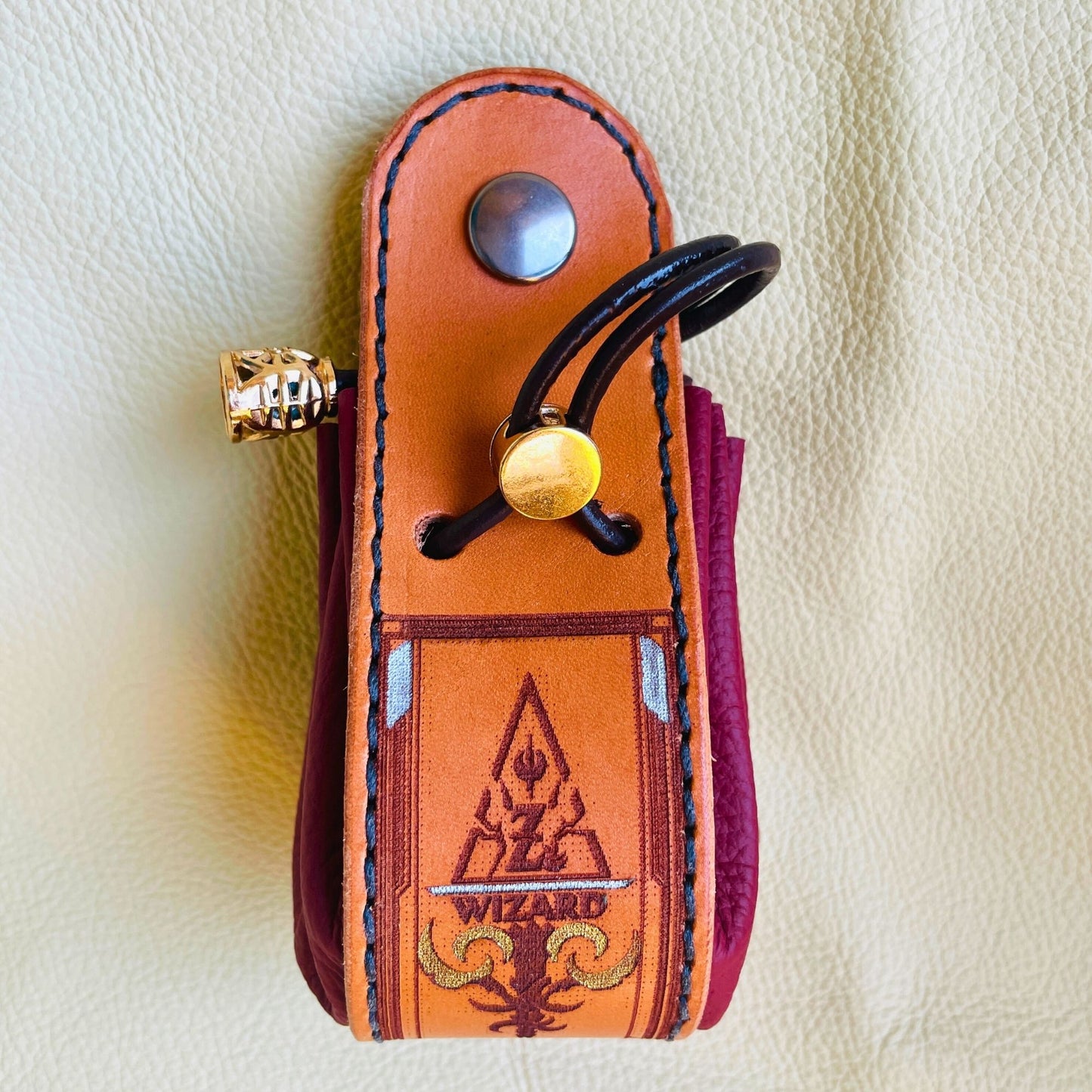 SteamVoyage - sacchetto porta dadi in cuoio e pelle crema, verde, rossa, nera o blu con incisione dipinta a mano di classi base di Dungeons and dragons - bardo, mago, chierico, ladro, guerriero
