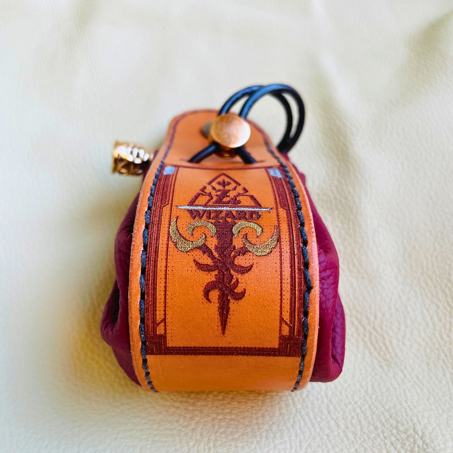 SteamVoyage - sacchetto porta dadi in cuoio e pelle crema, verde, rossa, nera o blu con incisione dipinta a mano di classi base di Dungeons and dragons - bardo, mago, chierico, ladro, guerriero