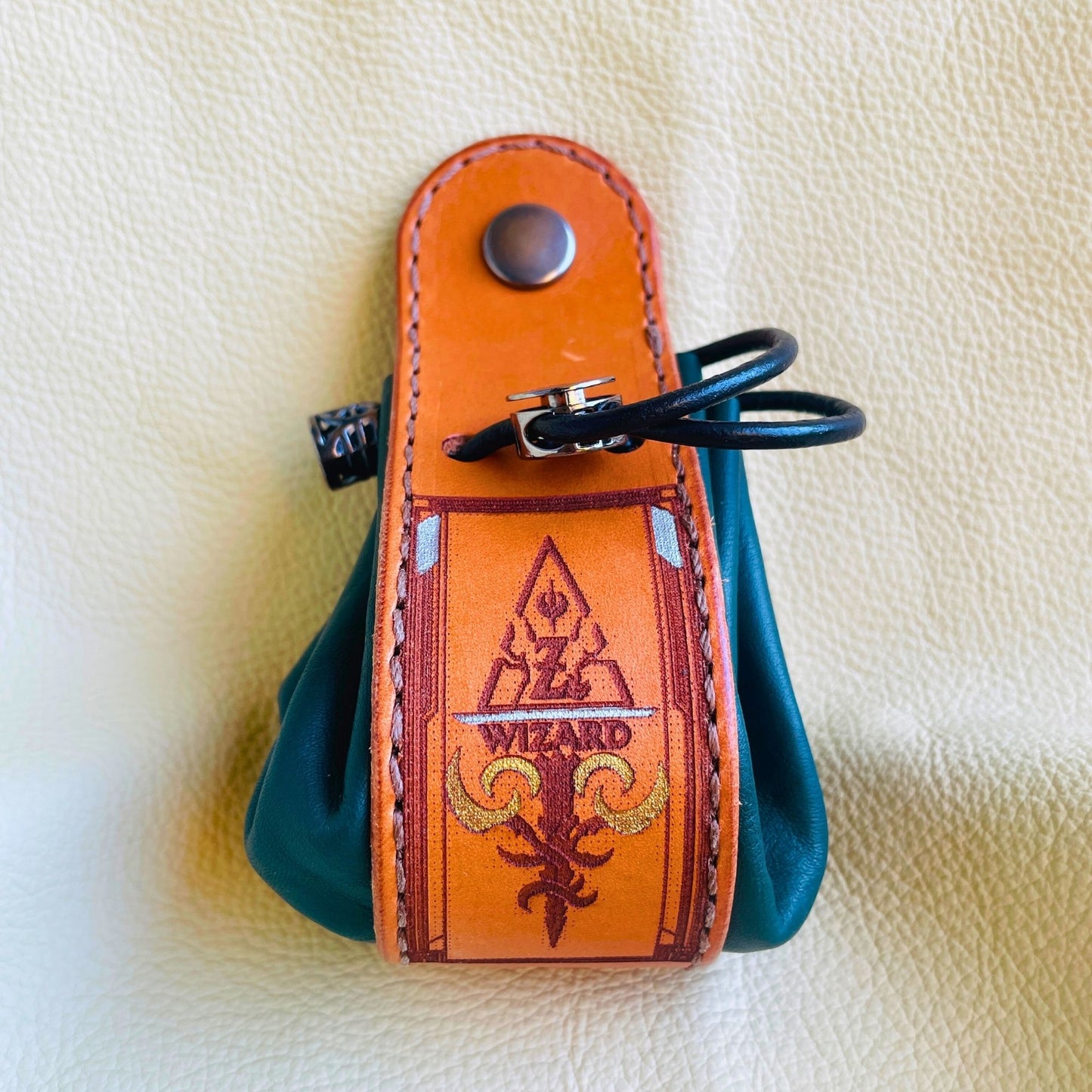 SteamVoyage - sacchetto porta dadi in cuoio e pelle crema, verde, rossa, nera o blu con incisione dipinta a mano di classi base di Dungeons and dragons - bardo, mago, chierico, ladro, guerriero