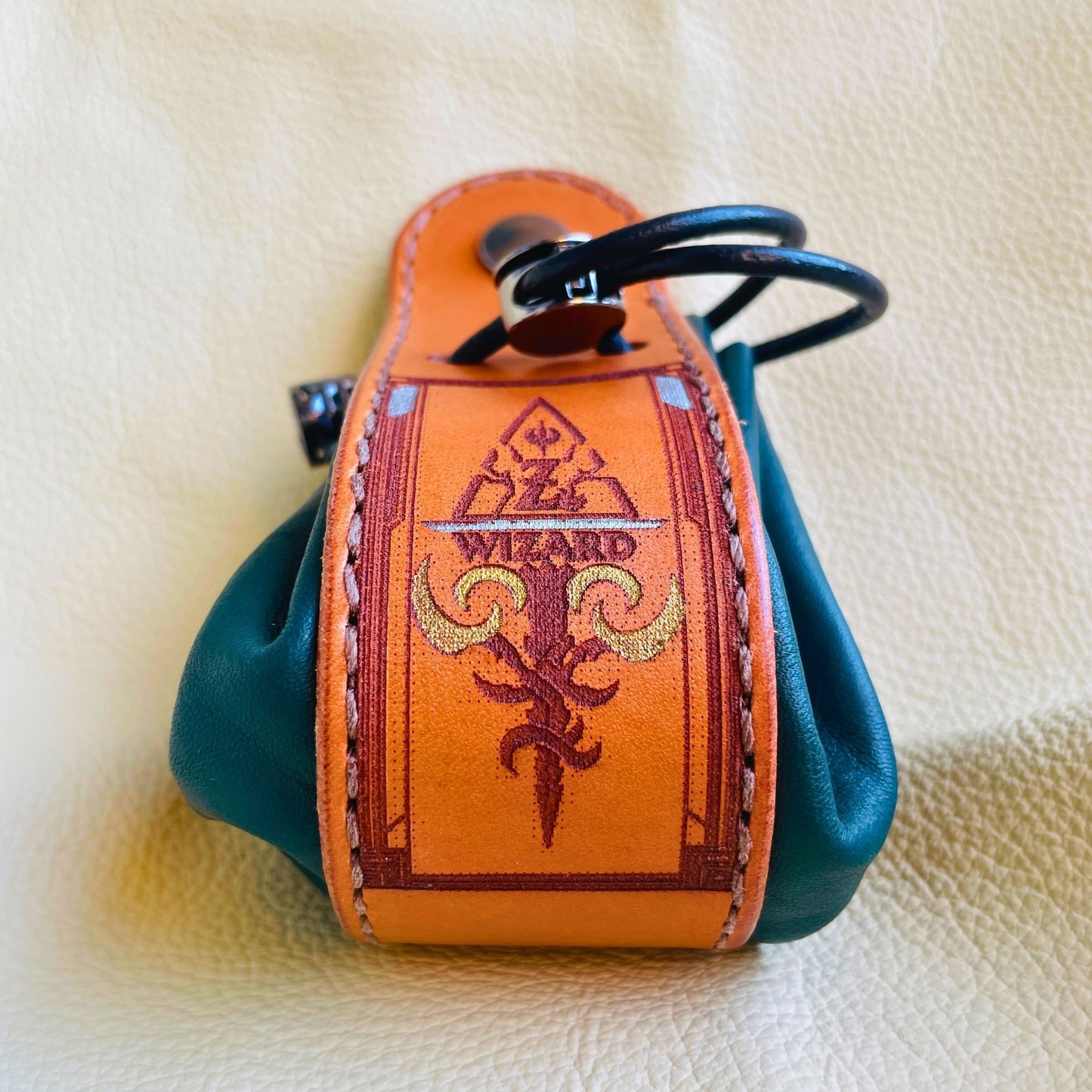 SteamVoyage - sacchetto porta dadi in cuoio e pelle crema, verde, rossa, nera o blu con incisione dipinta a mano di classi base di Dungeons and dragons - bardo, mago, chierico, ladro, guerriero