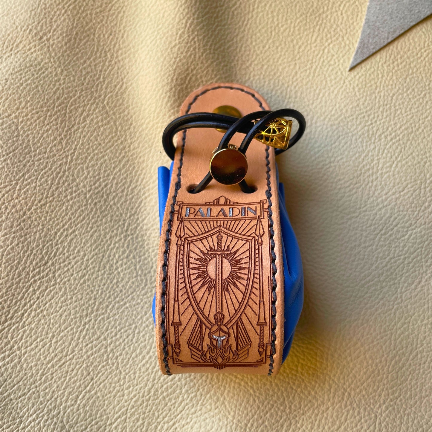SteamVoyage - sacchetto porta dadi in cuoio e pelle crema, verde, rossa, nera o blu con incisione dipinta a mano di classi base di Dungeons and dragons - bardo, mago, chierico, ladro, guerriero