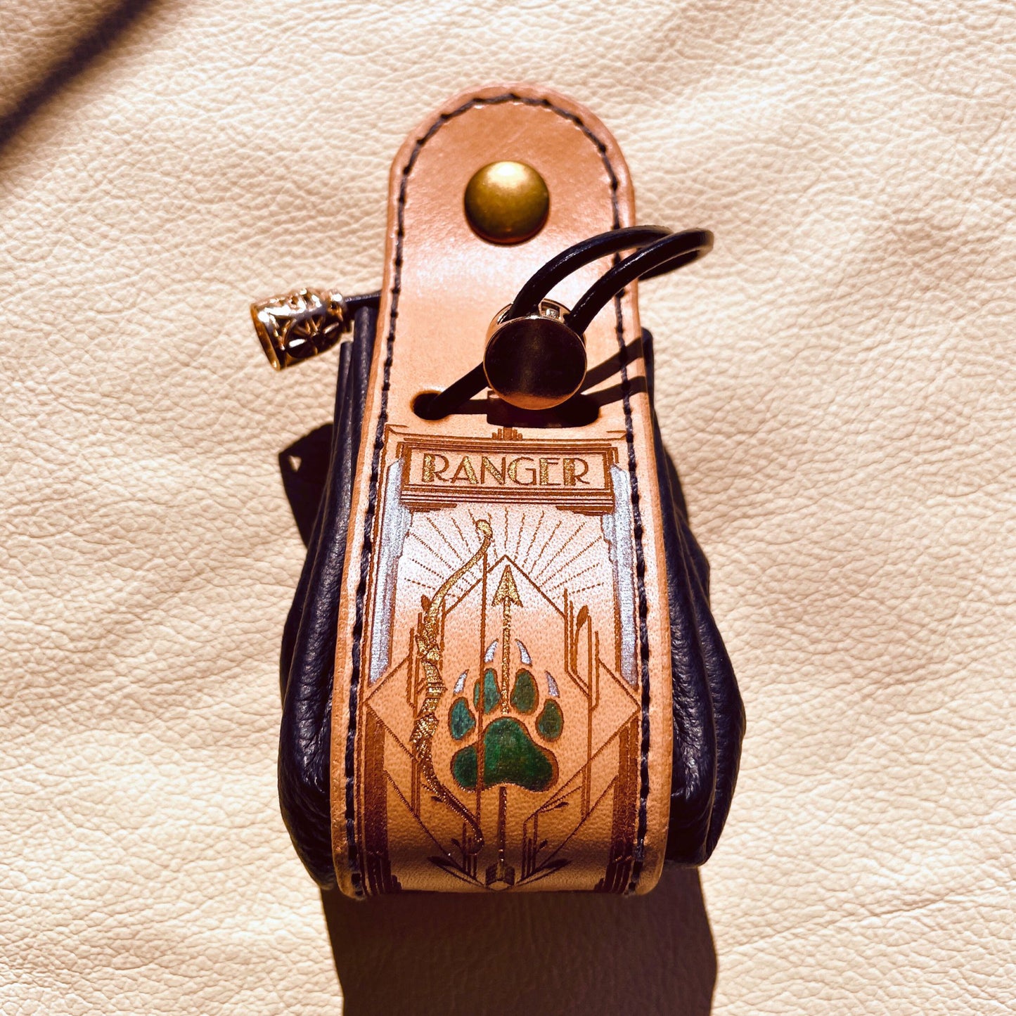 SteamVoyage - sacchetto porta dadi in cuoio e pelle crema, verde, rossa, nera o blu con incisione dipinta a mano di classi base di Dungeons and dragons - ranger nero
