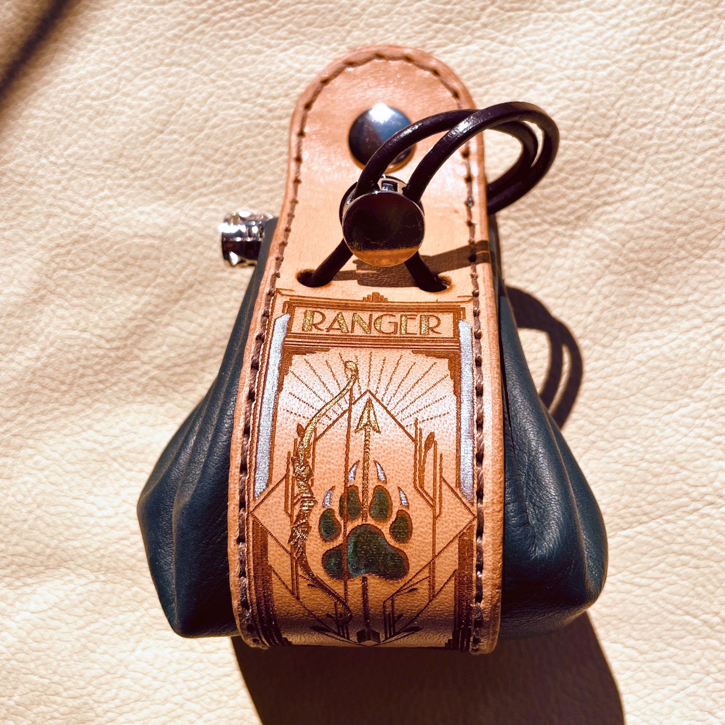 SteamVoyage - sacchetto porta dadi in cuoio e pelle crema, verde, rossa, nera o blu con incisione dipinta a mano di classi base di Dungeons and dragons - ranger verde