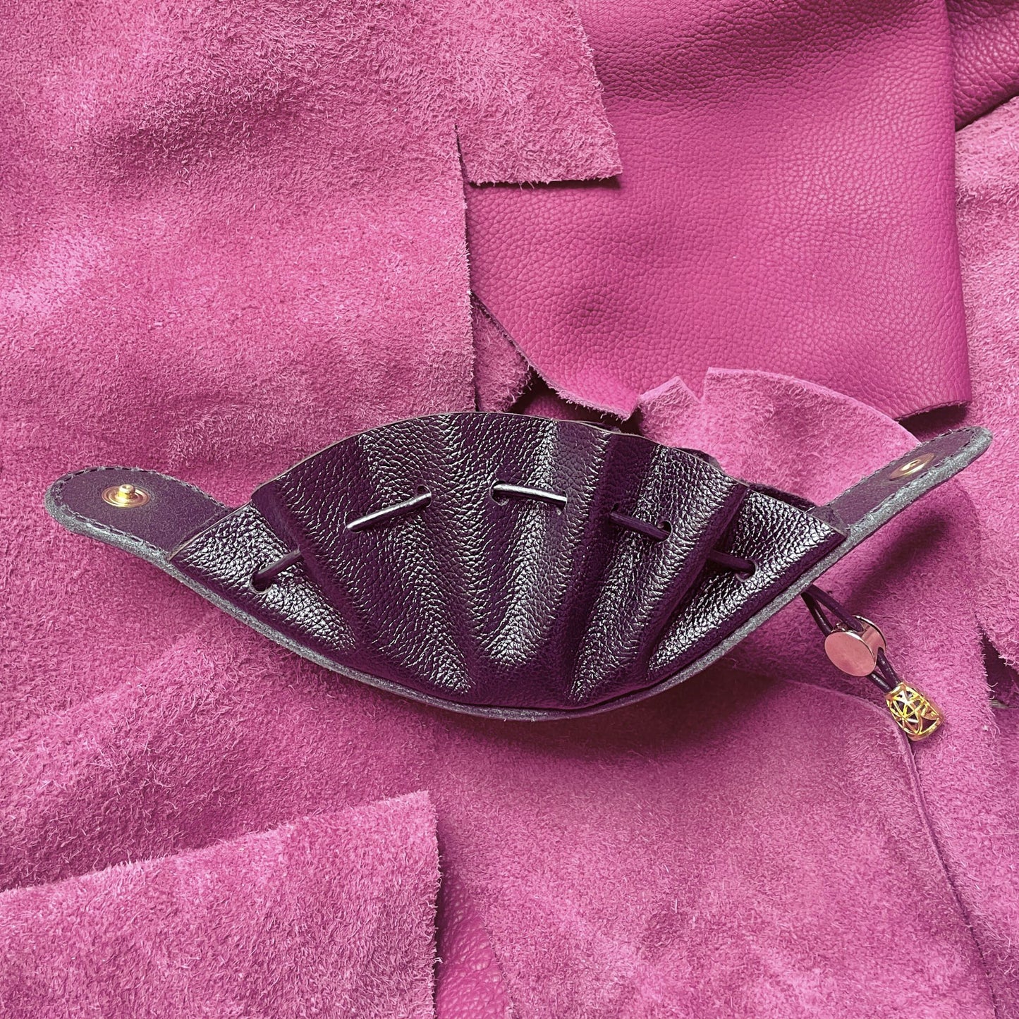 SteamVoyage - sacchetto porta dadi in cuoio e pelle con incisione al laser di un drago alato