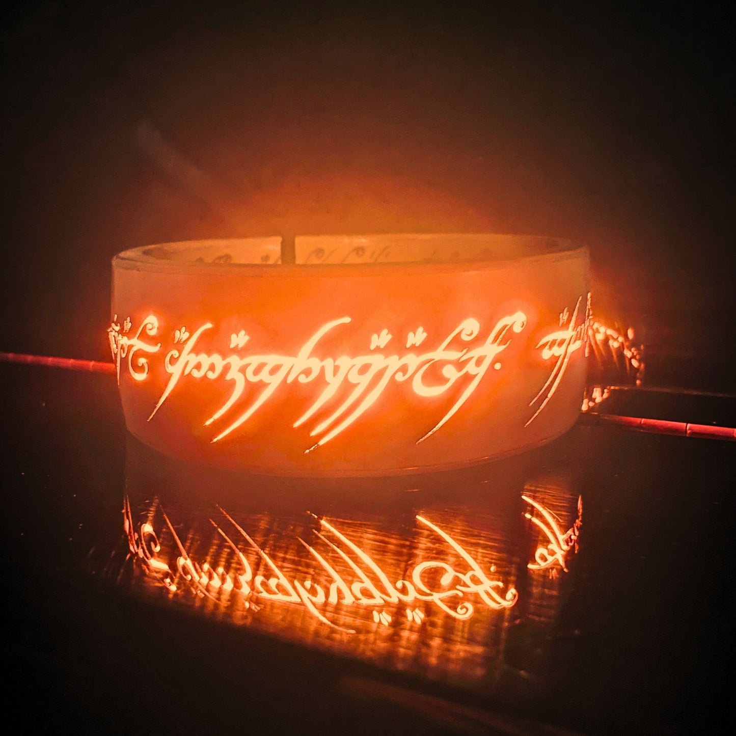 SteamVoyage - Vassoio lancia dadi Anello del Potere in cuoio con mappa della Terra di Mezzo incisa al laser e dipinta a mano e fascia a led che illumina la scritta in elfico sul bordo del vassoio grazie ad una power bank nascosta nel doppio fondo