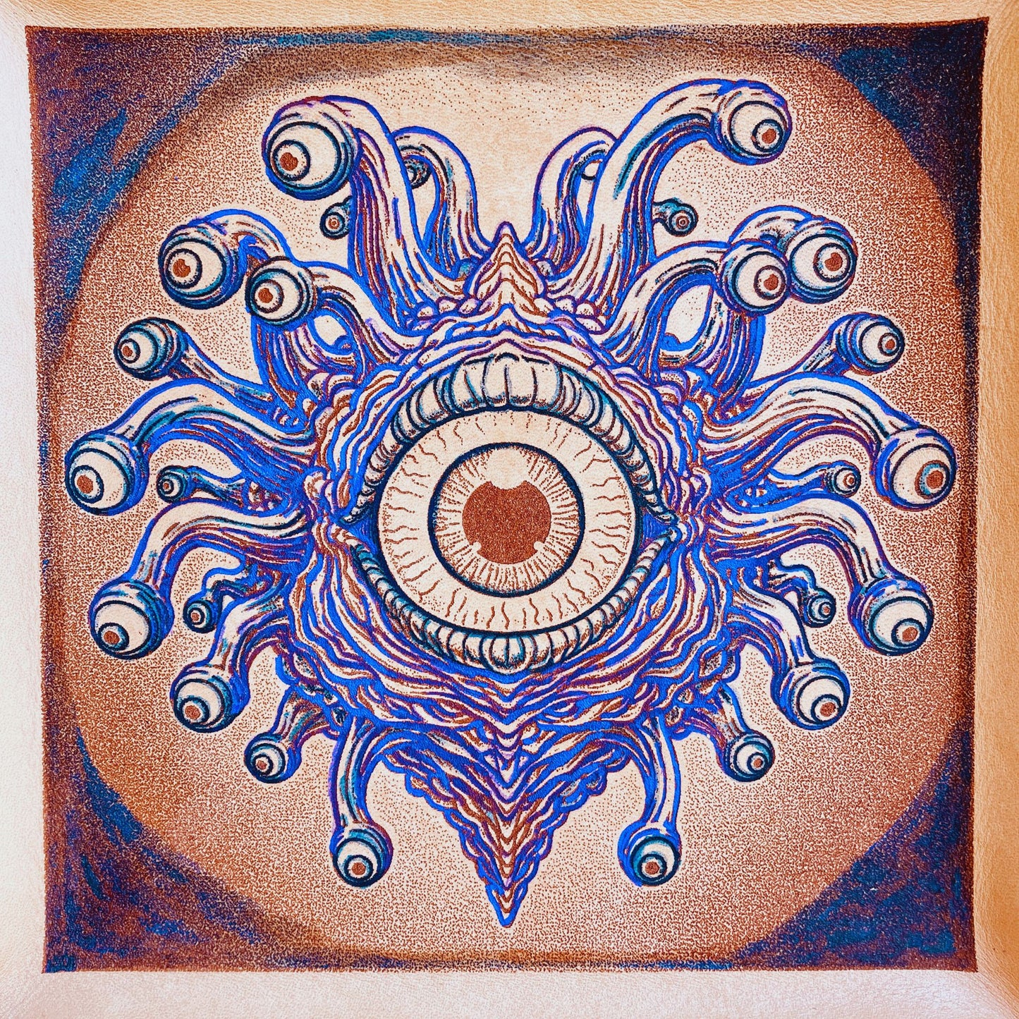 SteamVoyage - vassoio lancia dadi in cuoio dipinto a mano rivestito con pelle blu, dotato di quattro bottoni angolari per la chiusura e cucitura sul bordo. Il vassoio lancia dadi è decorato con l'immagine di un beholder, mostro tipico di Dungeons and dragons, dipinto con colori vivaci: viola e blu