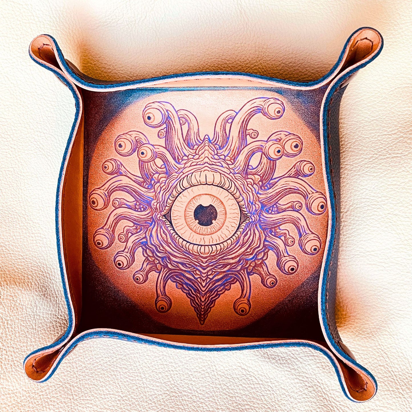 SteamVoyage - vassoio lancia dadi rivestito in pelle blu con incisione dipinta a mano di un Beholder viola e blu per sessioni di Dungeons and dragons e giochi di ruolo e da tavolo