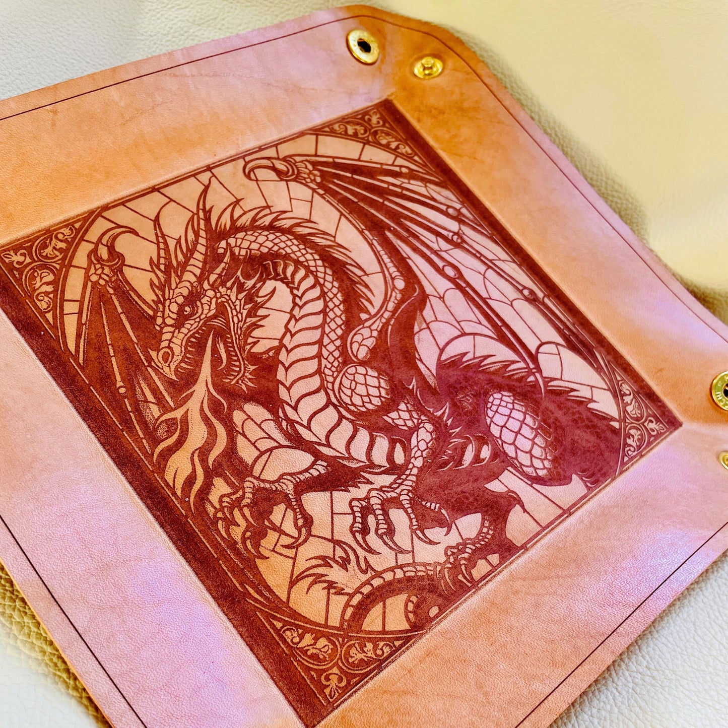 SteamVoyage - vassoio lancia dadi artigianale per gioco da tavolo in cuoio non rivestito con quattro bottoni angolari in ferro dorato e incisione al laser di un drago, mostro tipico del gioco di ruolo Dungeons and Dragons
