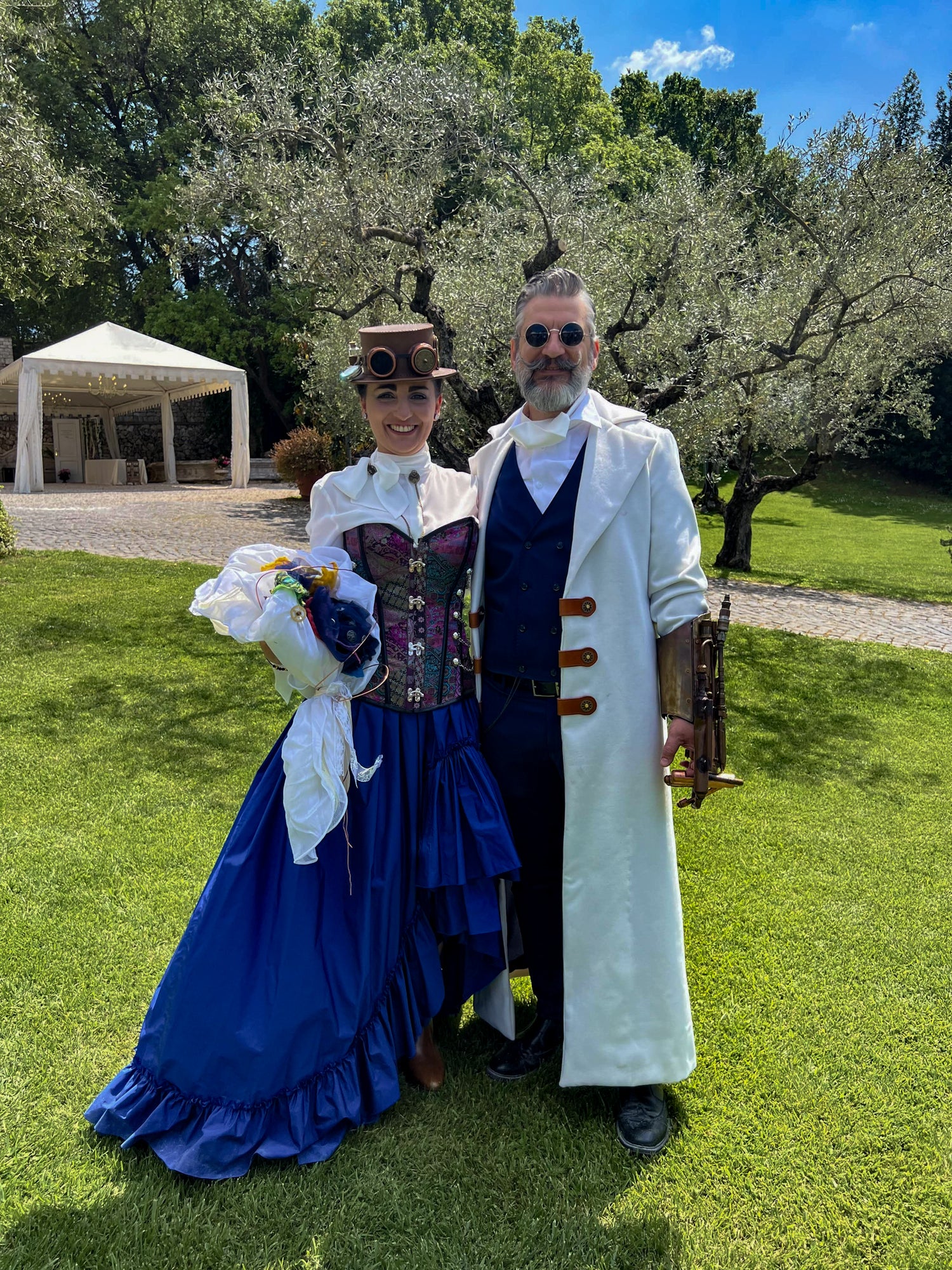 Maria Elena e Gabriele di SteamVoyage, artigiani per amore - foto del matrimonio steampunk con abiti a tema
