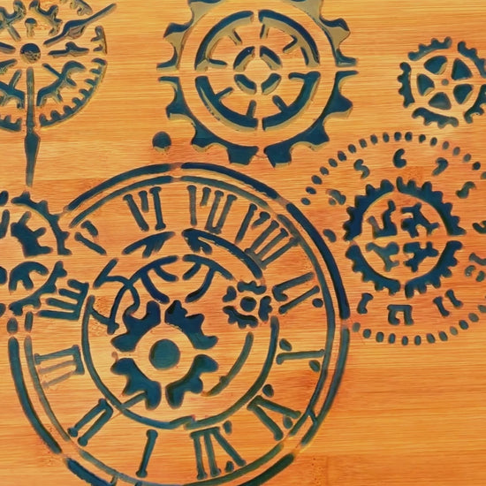 Video dimostrativo tagliere in bambu con fantasia steampunk di ingranaggi 
 intagliata a mano con inserti in resina epoxy azzurra