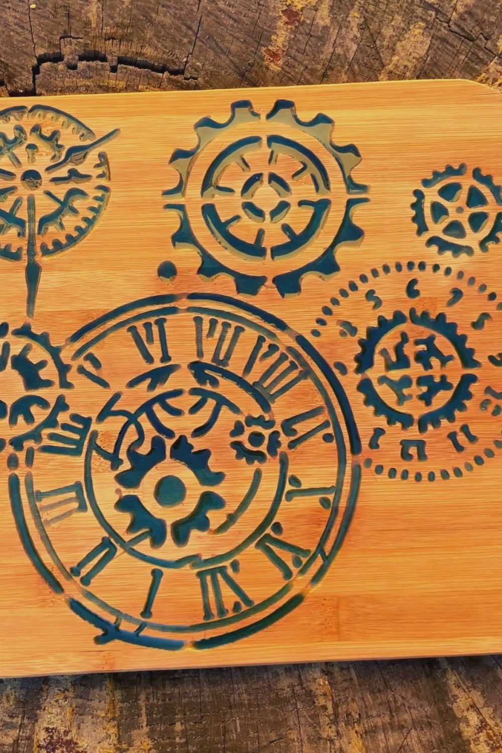 Video dimostrativo tagliere in bambu con fantasia steampunk di ingranaggi 
 intagliata a mano con inserti in resina epoxy azzurra