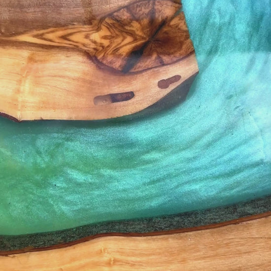 Vassoio in resina effetto mare con inserti in legno di ulivo