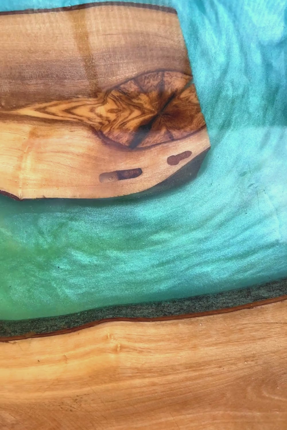 Vassoio in resina effetto mare con inserti in legno di ulivo