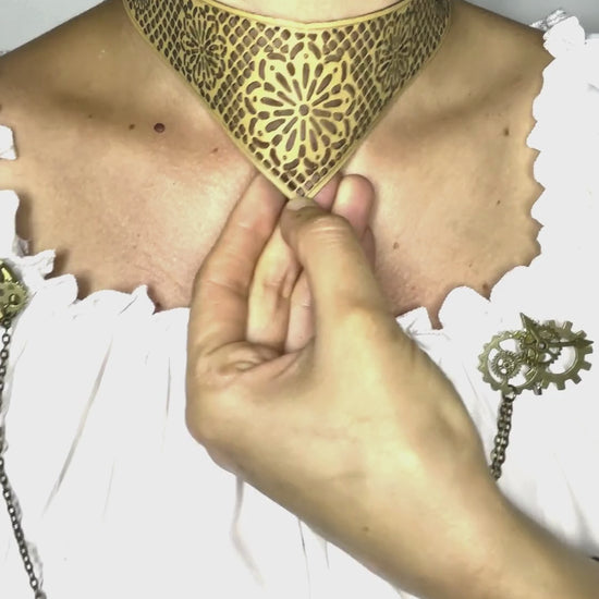 Video dimostrativo per collier a goccia in merletto di pelle con chiusura regolabile