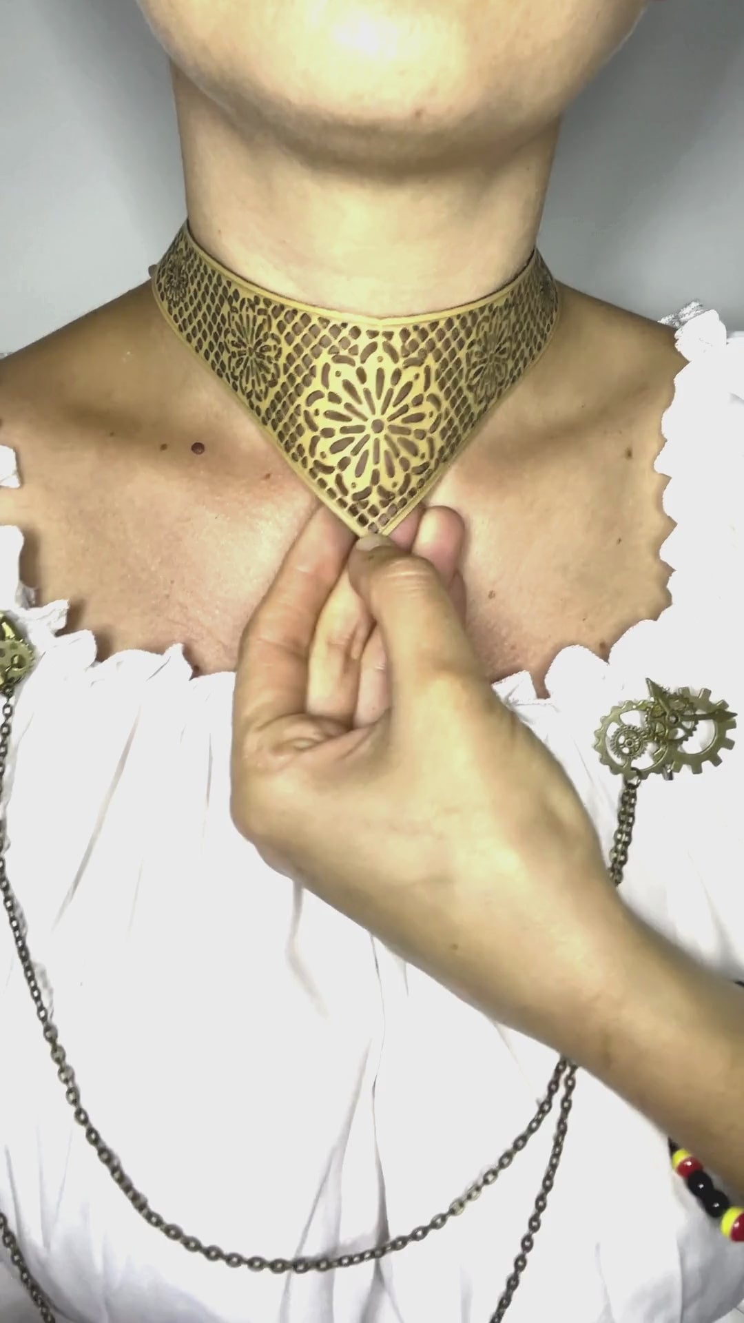 Video dimostrativo per collier a goccia in merletto di pelle con chiusura regolabile