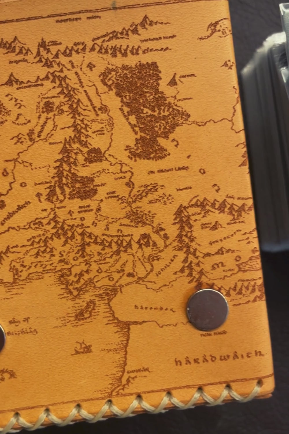 video porta mazzo Signore degli Anelli con incisione a laser della mappa della Terra di Mezzo