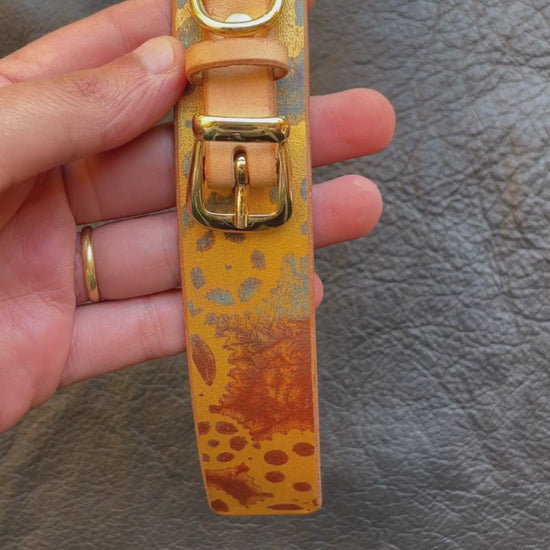 Video dimostrativo per collare artigianale in cuoio per cane di taglia piccola con fantasia steampunk di ingranaggi oro marrone e azzurro e fibbia e gancio in acciaio dorato