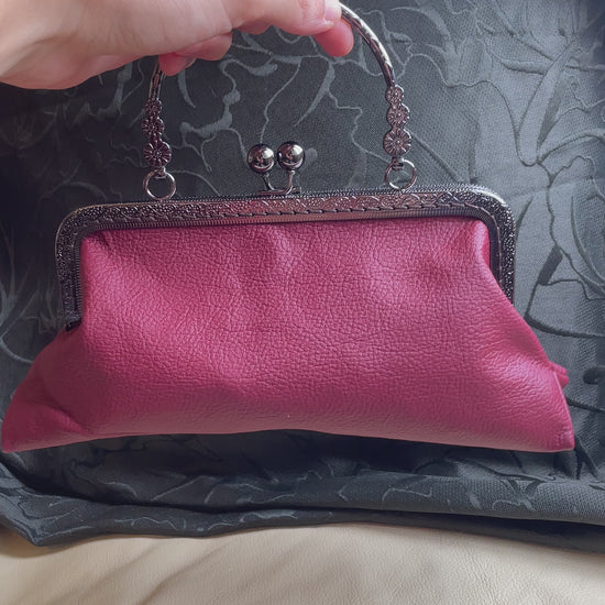 Video dimostrativo per pochette in pelle bordeaux con chiusura clic clac nera a motivi floreali