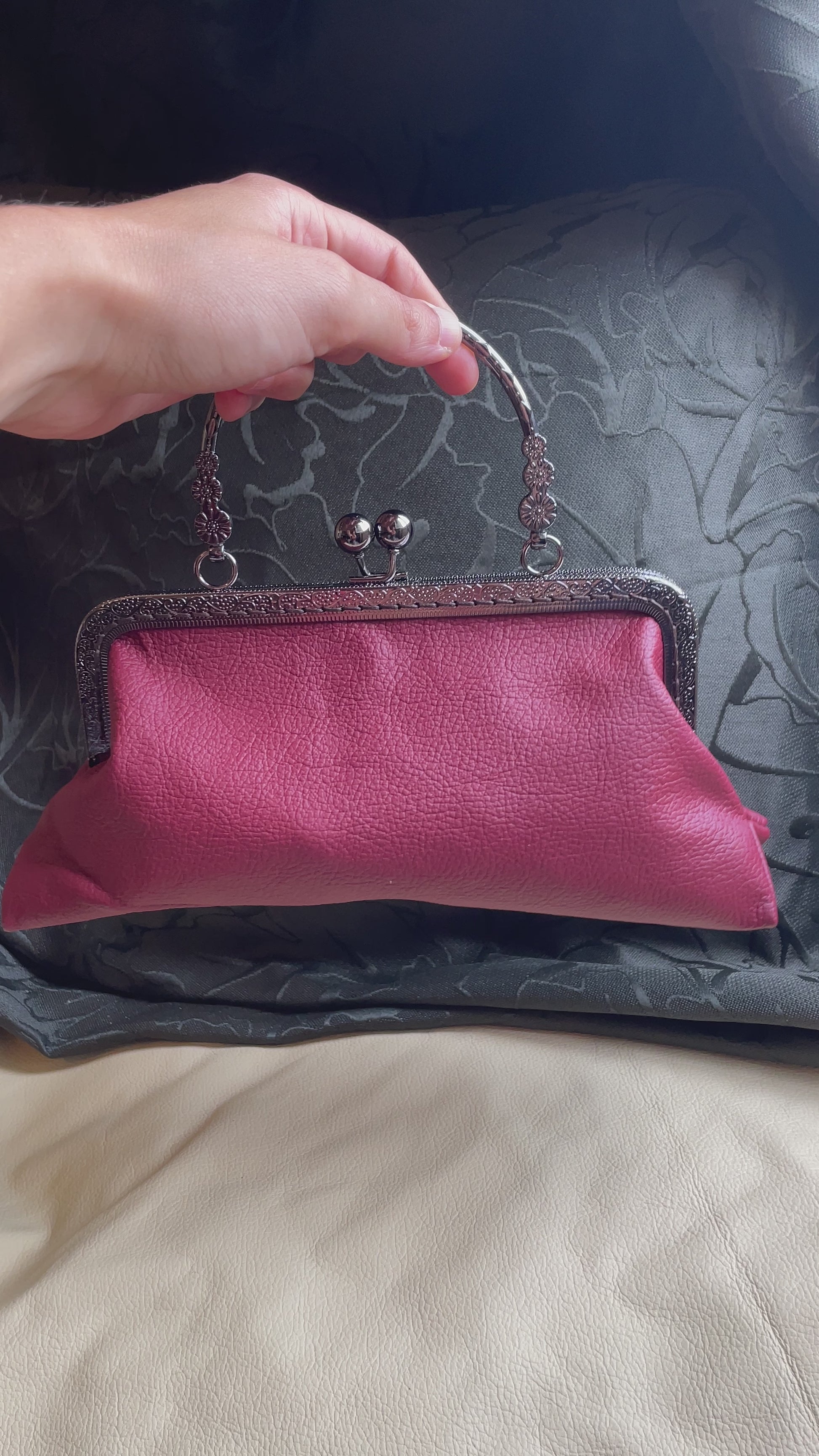 Video dimostrativo per pochette in pelle bordeaux con chiusura clic clac nera a motivi floreali