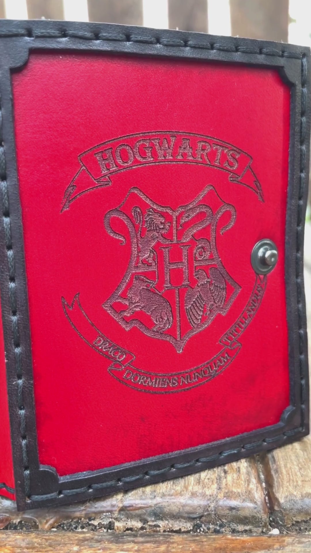 video dimostrativo per porta mazzo in cuoio per mazzo commander di Magic: The Gathering, espansione Harry Potter
