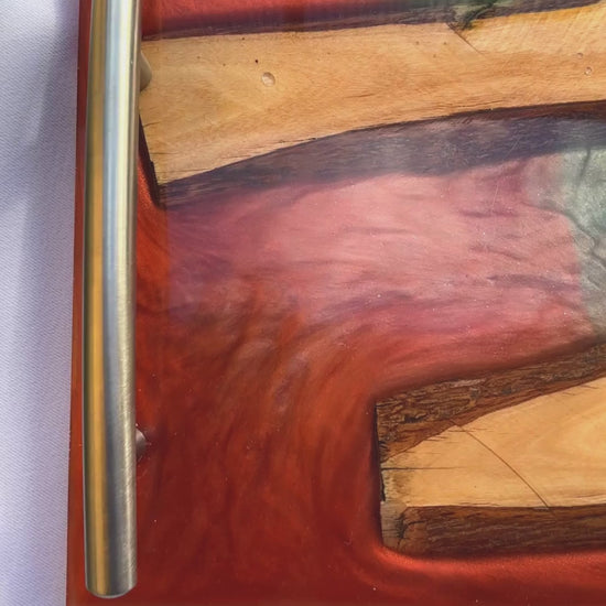 Video dimostrativo di un vassoio in resina epoxy rossa e verde con inserti in legno di ulivo e manici di acciaio