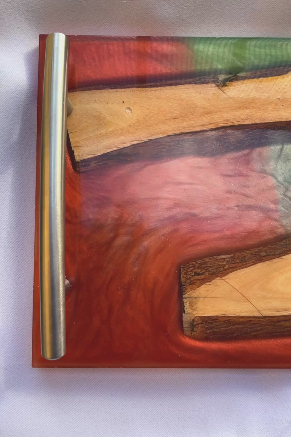 Video dimostrativo di un vassoio in resina epoxy rossa e verde con inserti in legno di ulivo e manici di acciaio