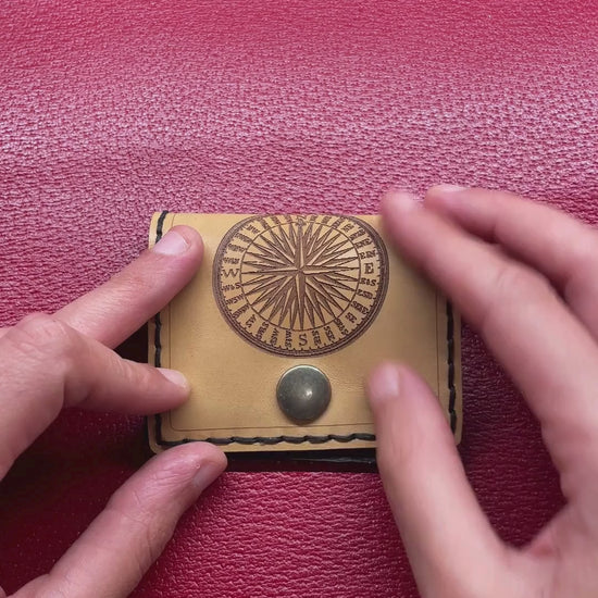 Video dimostrativo per portamonete in pelle e cuoio con incisione a laser della rosa dei venti
