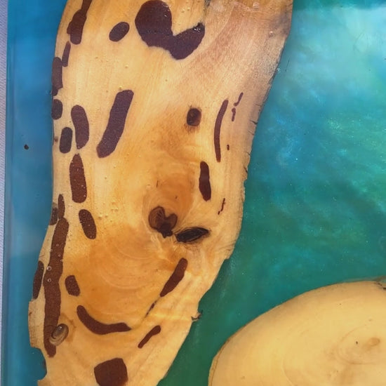 Sottopiatto quadrato in resina epoxy effetto mare con inserti in legno di ulivo