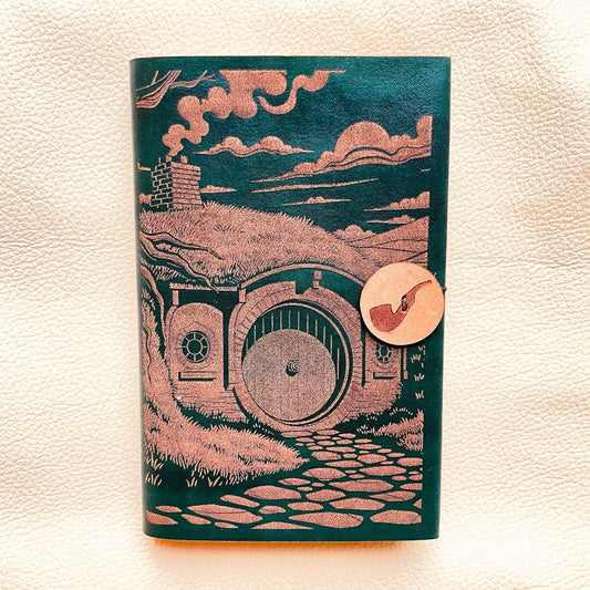 SteamVoyage - copertina in cuoio per agenda A6 con cordino per chiusura ispirata al Signore degli Anelli con incisione a laser di Casa Baggins