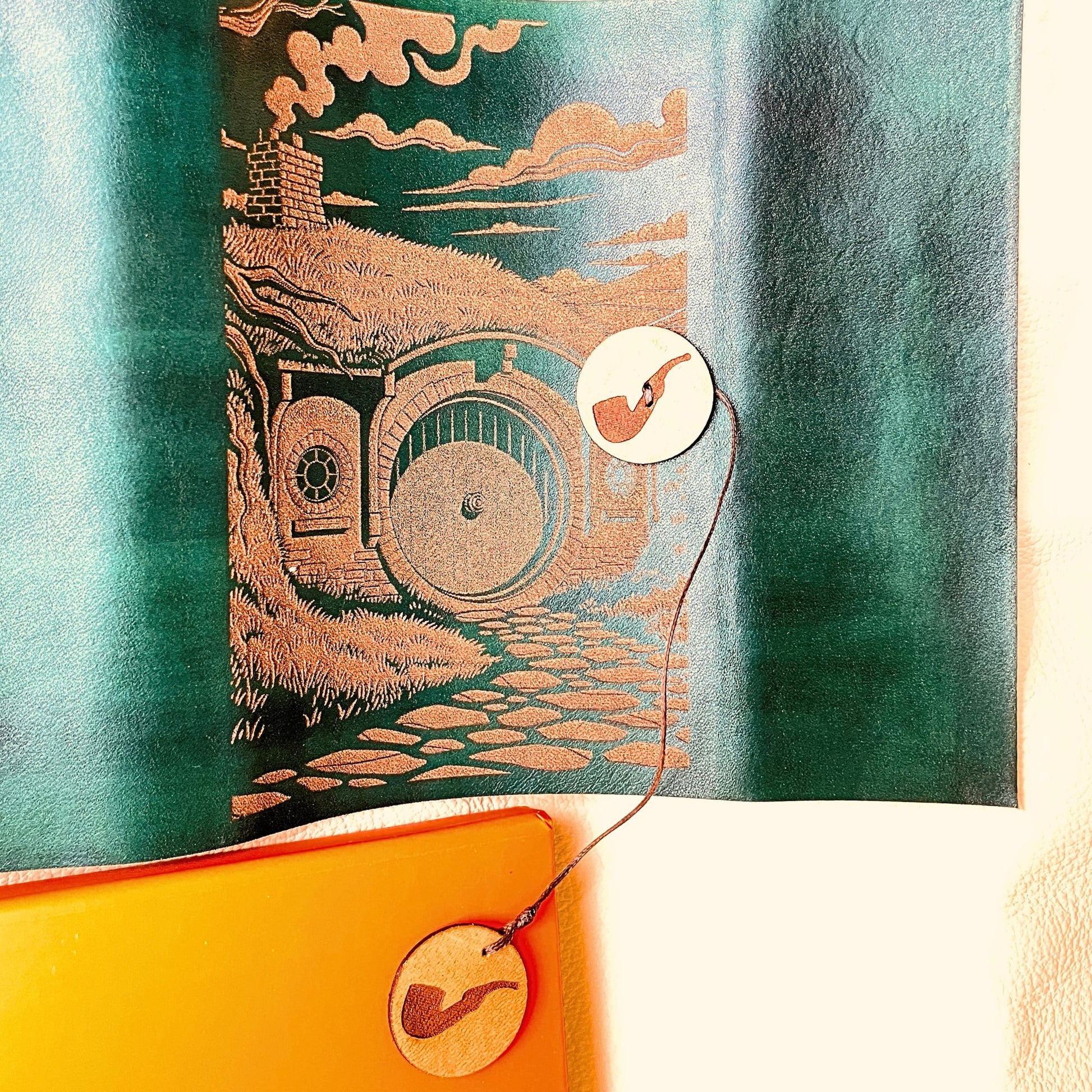 SteamVoyage - copertina in cuoio per agenda A6 con cordino per chiusura ispirata al Signore degli Anelli con incisione a laser di Casa Baggins