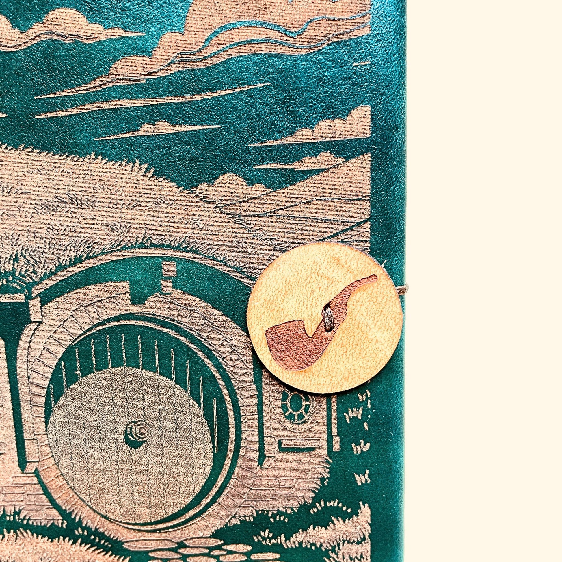 SteamVoyage - copertina in cuoio per agenda A6 con cordino per chiusura ispirata al Signore degli Anelli con incisione a laser di Casa Baggins
