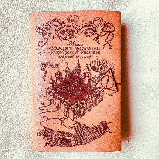 SteamVoyage - copertina per agenda A6 in cuoio con incisione a laser della Mappa del Malandrino e chiusura a cordino ornata da due simboli dei Doni della Morte
