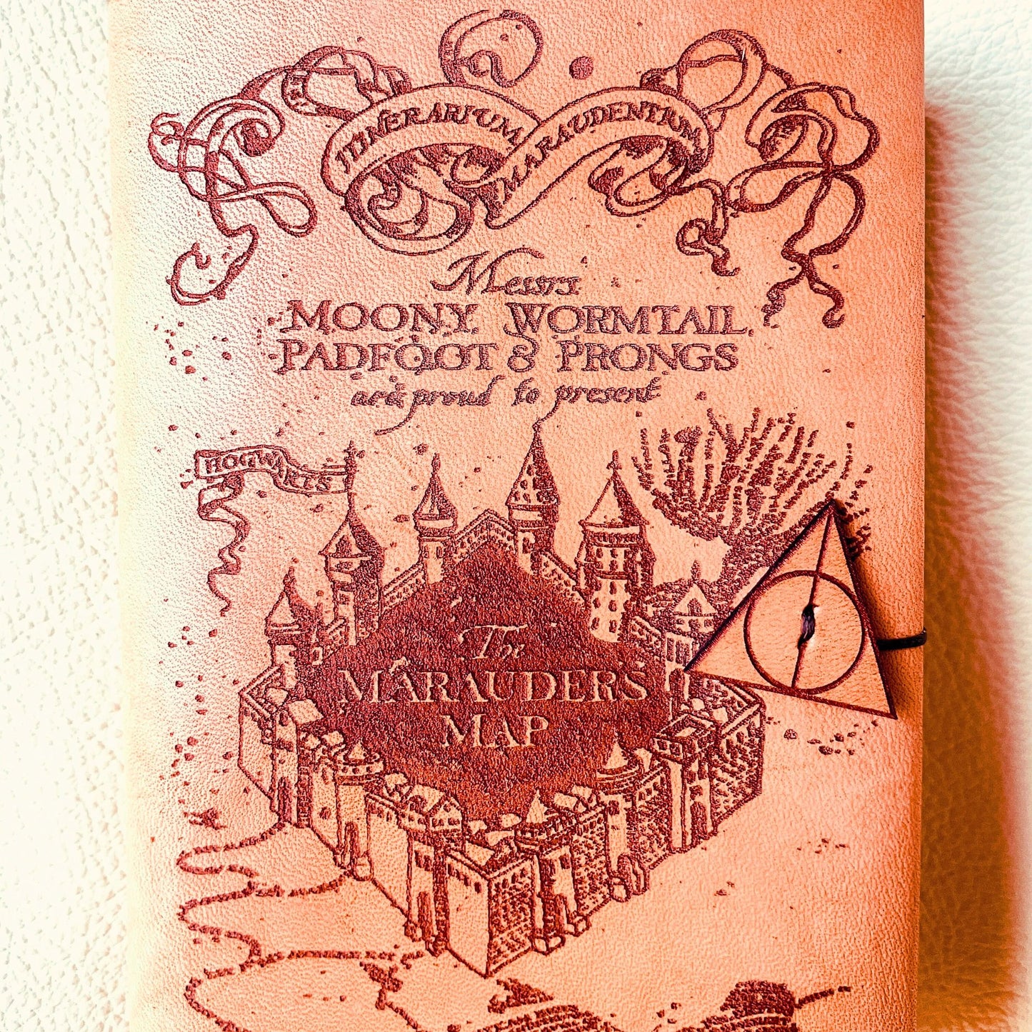 SteamVoyage - copertina per agenda A6 in cuoio con incisione a laser della Mappa del Malandrino e chiusura a cordino ornata da due simboli dei Doni della Morte