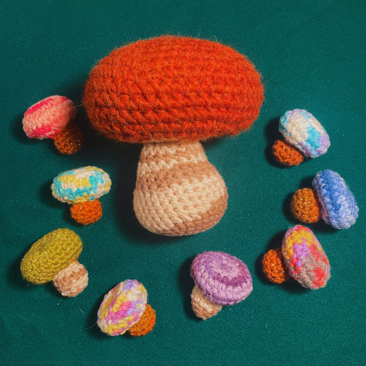 SteamVoyage - amigurumi fungo in morbida lana rossa e marrone con sfumature beige sul gambo