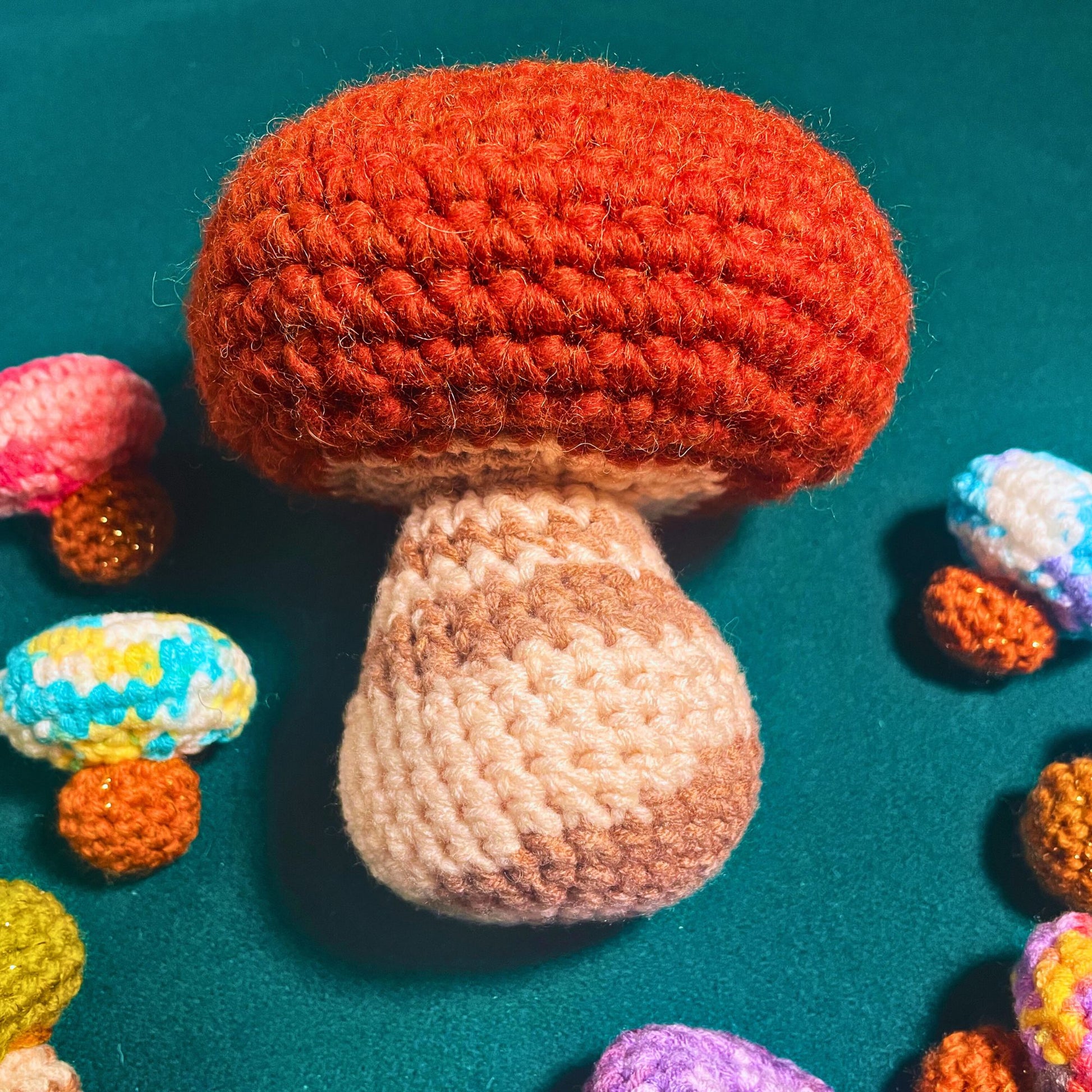 SteamVoyage - amigurumi fungo in morbida lana rossa e marrone con sfumature beige sul gambo