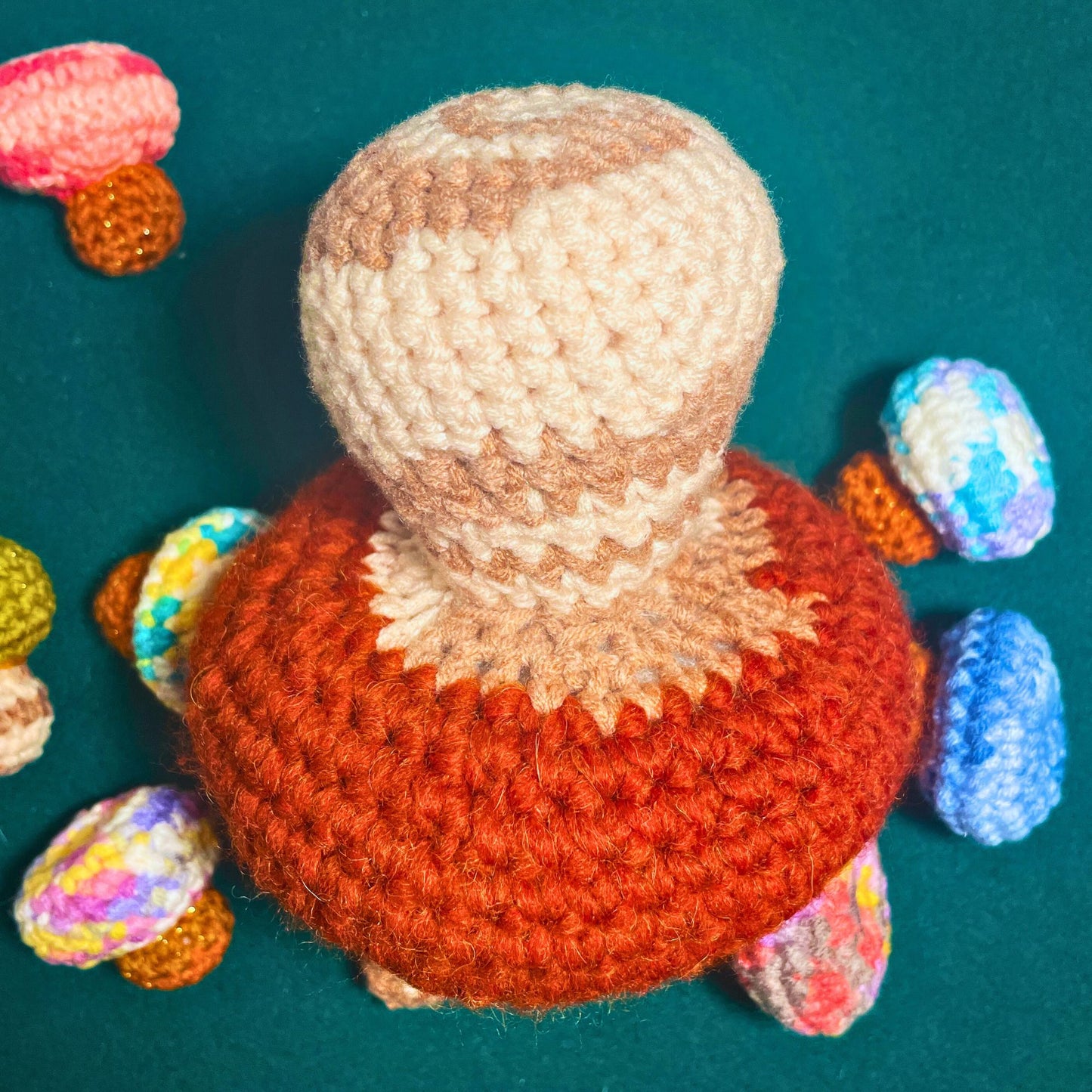 SteamVoyage - amigurumi fungo in morbida lana rossa e marrone con sfumature beige sul gambo