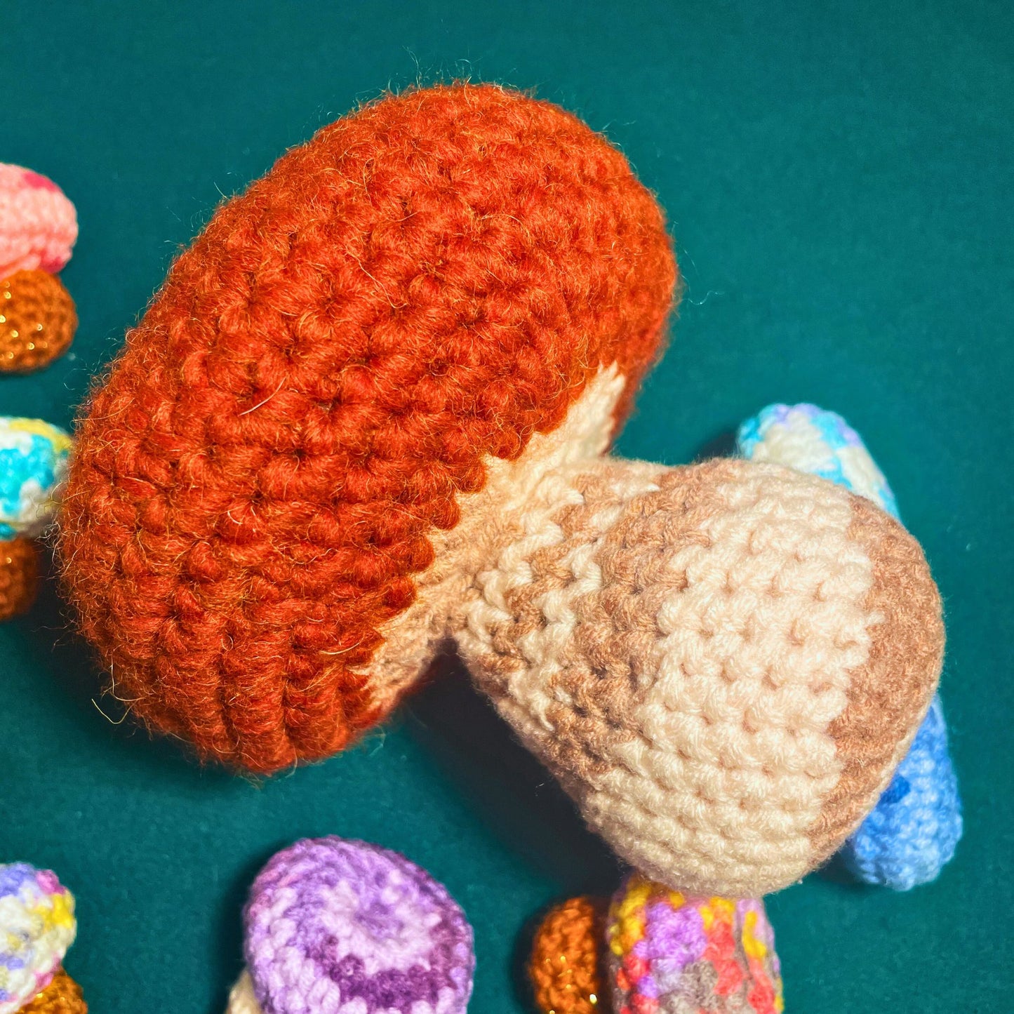 SteamVoyage - amigurumi fungo in morbida lana rossa e marrone con sfumature beige sul gambo