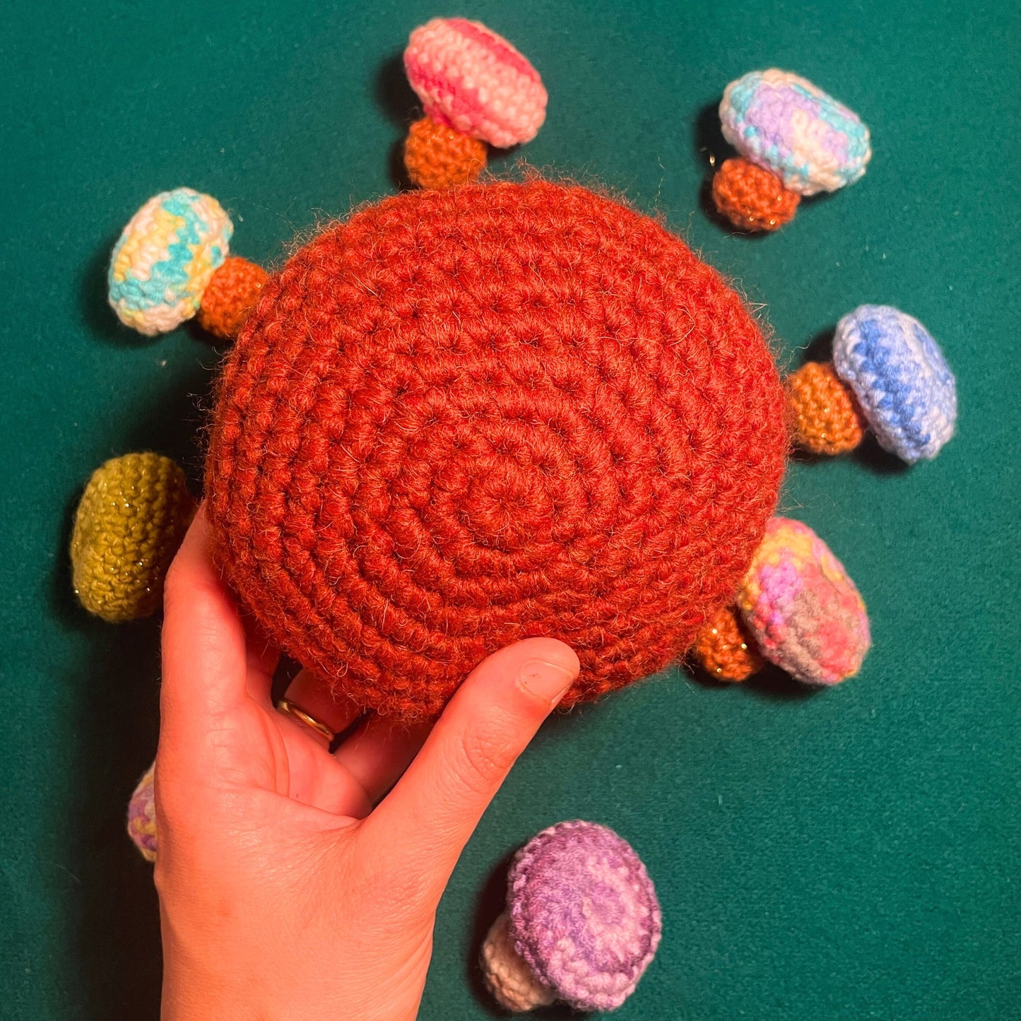 SteamVoyage - amigurumi fungo in morbida lana rossa e marrone con sfumature beige sul gambo