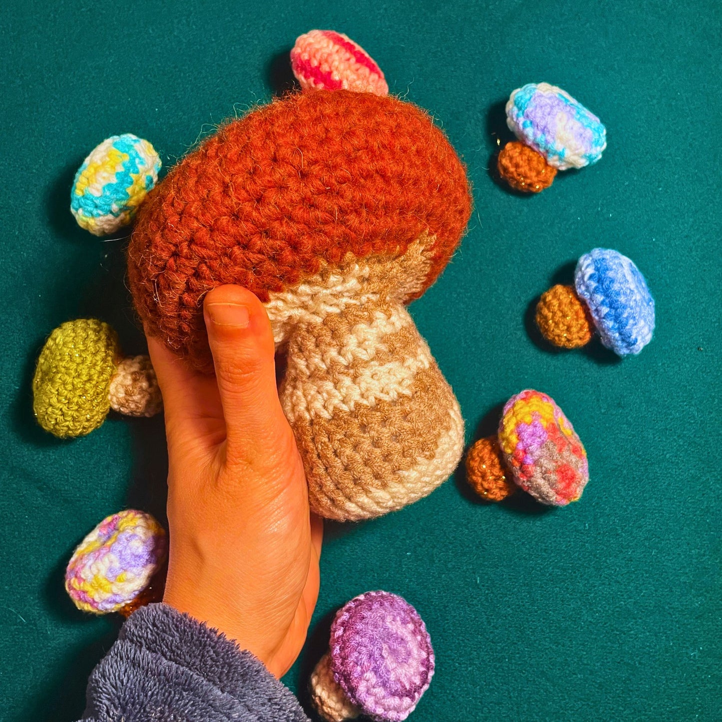 SteamVoyage - amigurumi fungo in morbida lana rossa e marrone con sfumature beige sul gambo