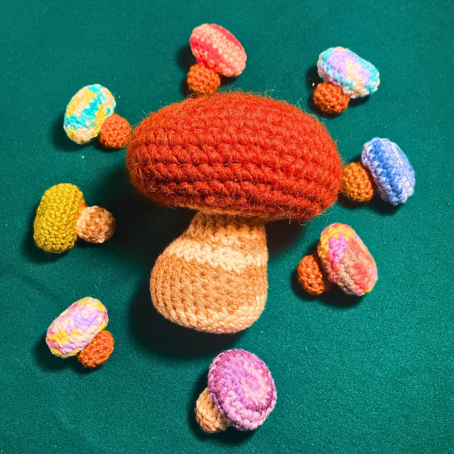 SteamVoyage - amigurumi fungo in morbida lana rossa e marrone con sfumature beige sul gambo