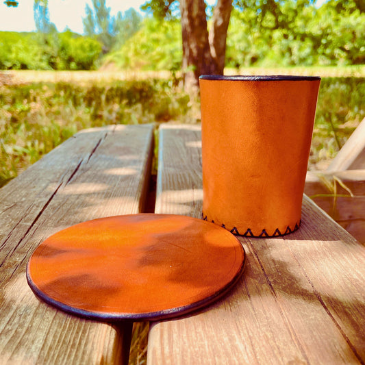 SteamVoyage-bicchiere lancia dadi in cuoio cucito a mano con sottobicchiere abbinato. Accessorio per il gioco da tavolo e il gioco di ruolo personalizzabile adatto a Dungeons and Dragon e a tutti i giochi che prevedono l'uso di dadi