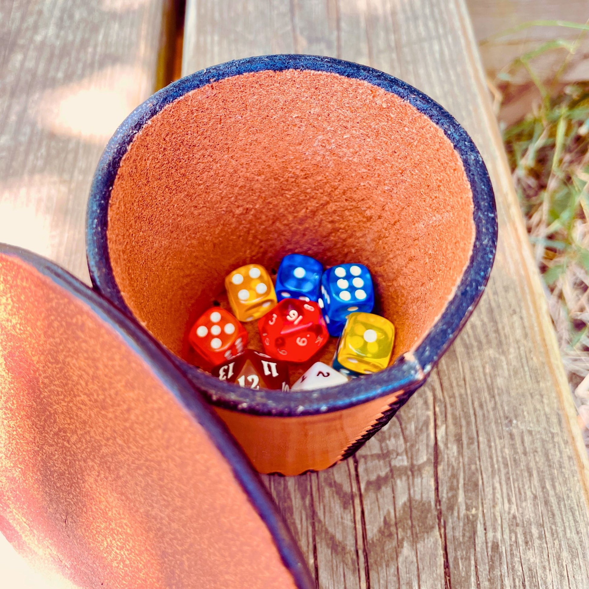SteamVoyage-bicchiere lancia dadi in cuoio cucito a mano con sottobicchiere abbinato. Accessorio per il gioco da tavolo e il gioco di ruolo personalizzabile adatto a Dungeons and Dragon e a tutti i giochi che prevedono l'uso di dadi
