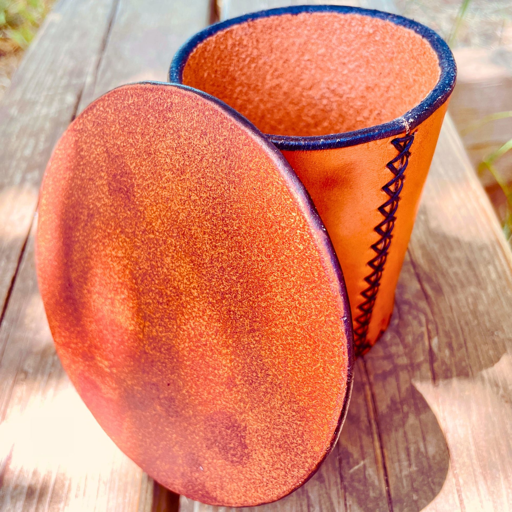 SteamVoyage-bicchiere lancia dadi in cuoio cucito a mano con sottobicchiere abbinato. Accessorio per il gioco da tavolo e il gioco di ruolo personalizzabile adatto a Dungeons and Dragon e a tutti i giochi che prevedono l'uso di dadi