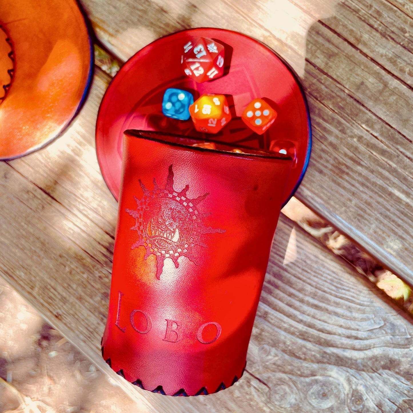 SteamVoyage-bicchiere lancia dadi in cuoio cucito a mano con sottobicchiere abbinato. Accessorio per il gioco da tavolo e il gioco di ruolo personalizzabile adatto a Dungeons and Dragon e a tutti i giochi che prevedono l'uso di dadi