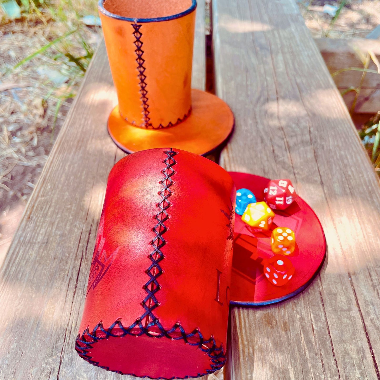 SteamVoyage-bicchiere lancia dadi in cuoio cucito a mano con sottobicchiere abbinato. Accessorio per il gioco da tavolo e il gioco di ruolo personalizzabile adatto a Dungeons and Dragon e a tutti i giochi che prevedono l'uso di dadi