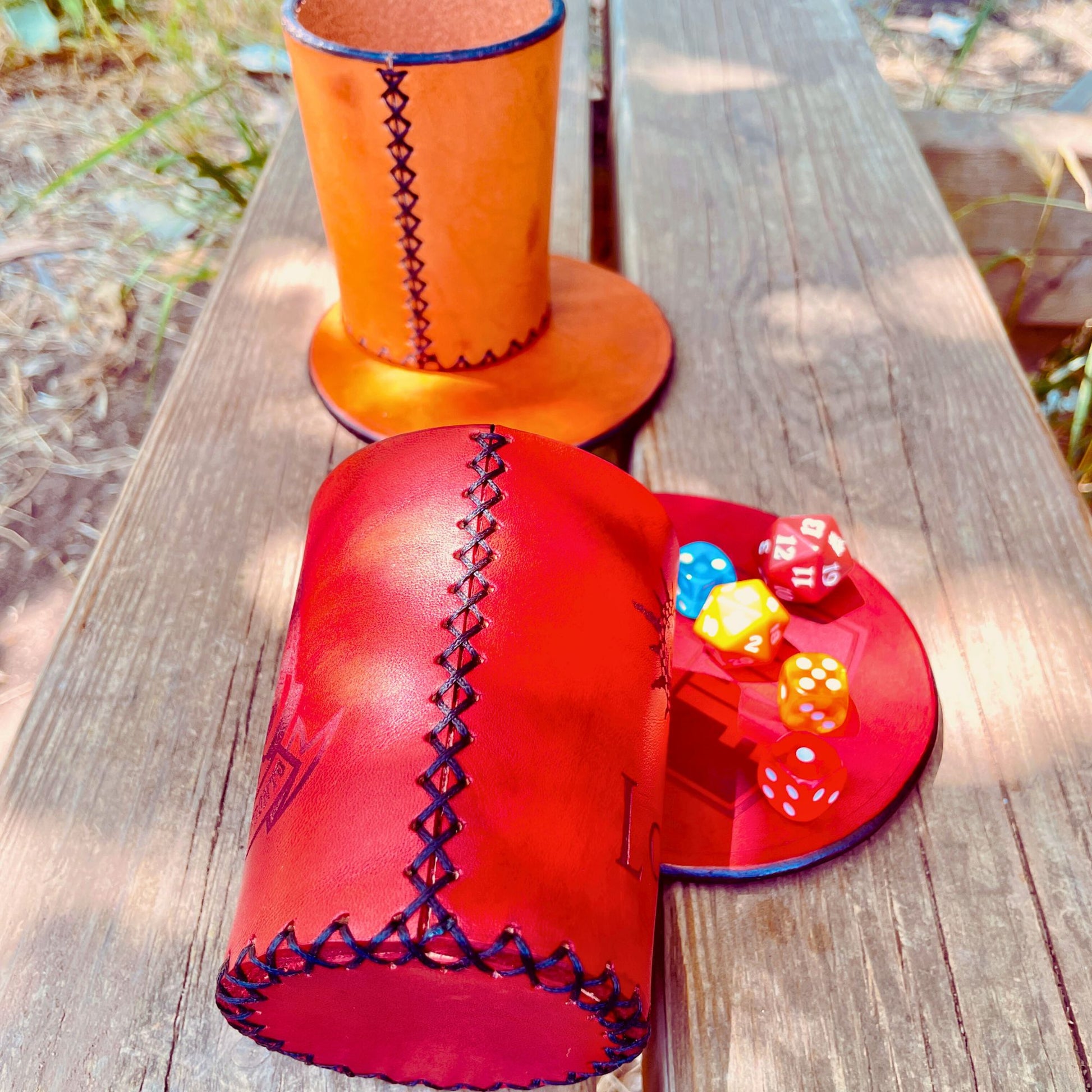SteamVoyage-bicchiere lancia dadi in cuoio cucito a mano con sottobicchiere abbinato. Accessorio per il gioco da tavolo e il gioco di ruolo personalizzabile adatto a Dungeons and Dragon e a tutti i giochi che prevedono l'uso di dadi