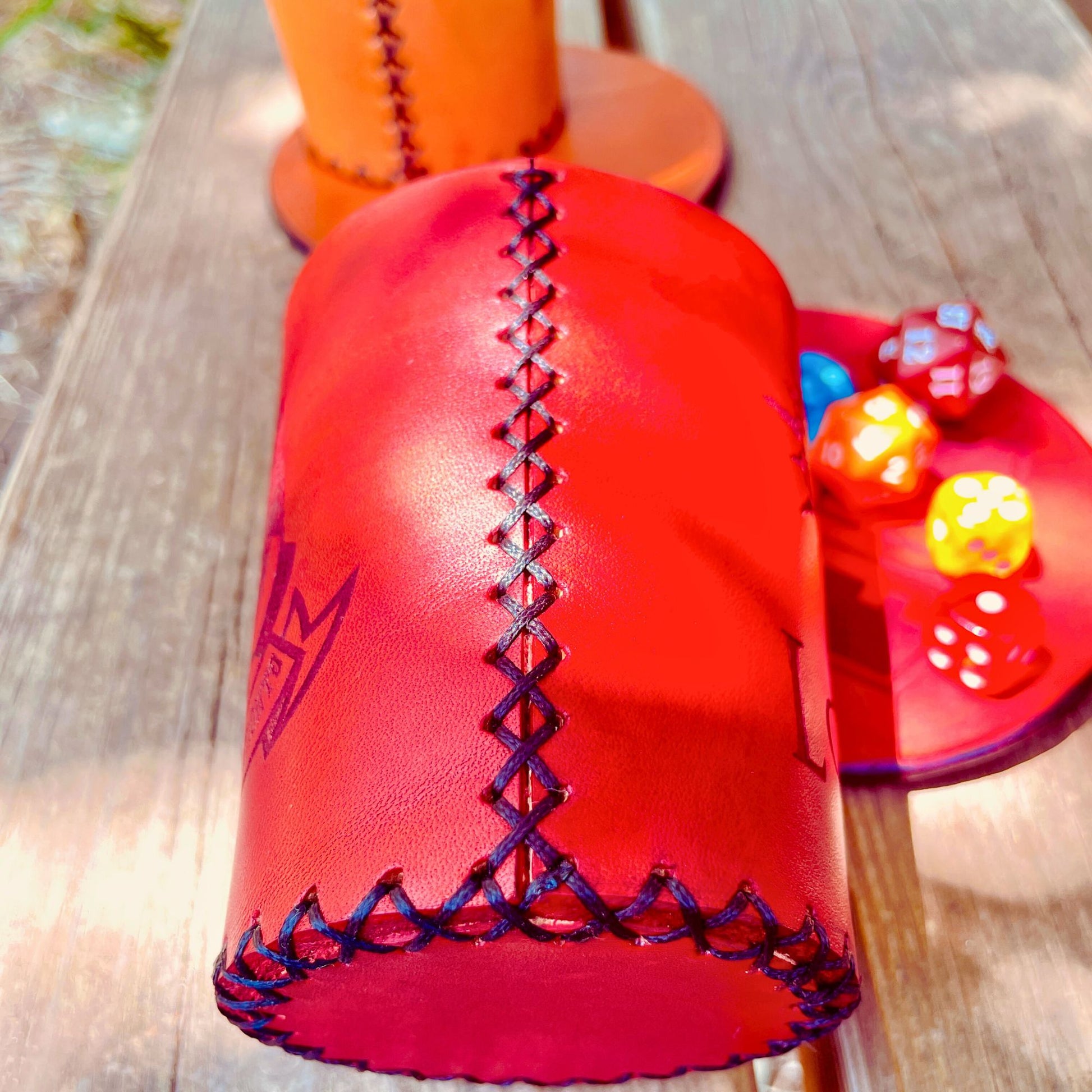 SteamVoyage-bicchiere lancia dadi in cuoio cucito a mano con sottobicchiere abbinato. Accessorio per il gioco da tavolo e il gioco di ruolo personalizzabile adatto a Dungeons and Dragon e a tutti i giochi che prevedono l'uso di dadi