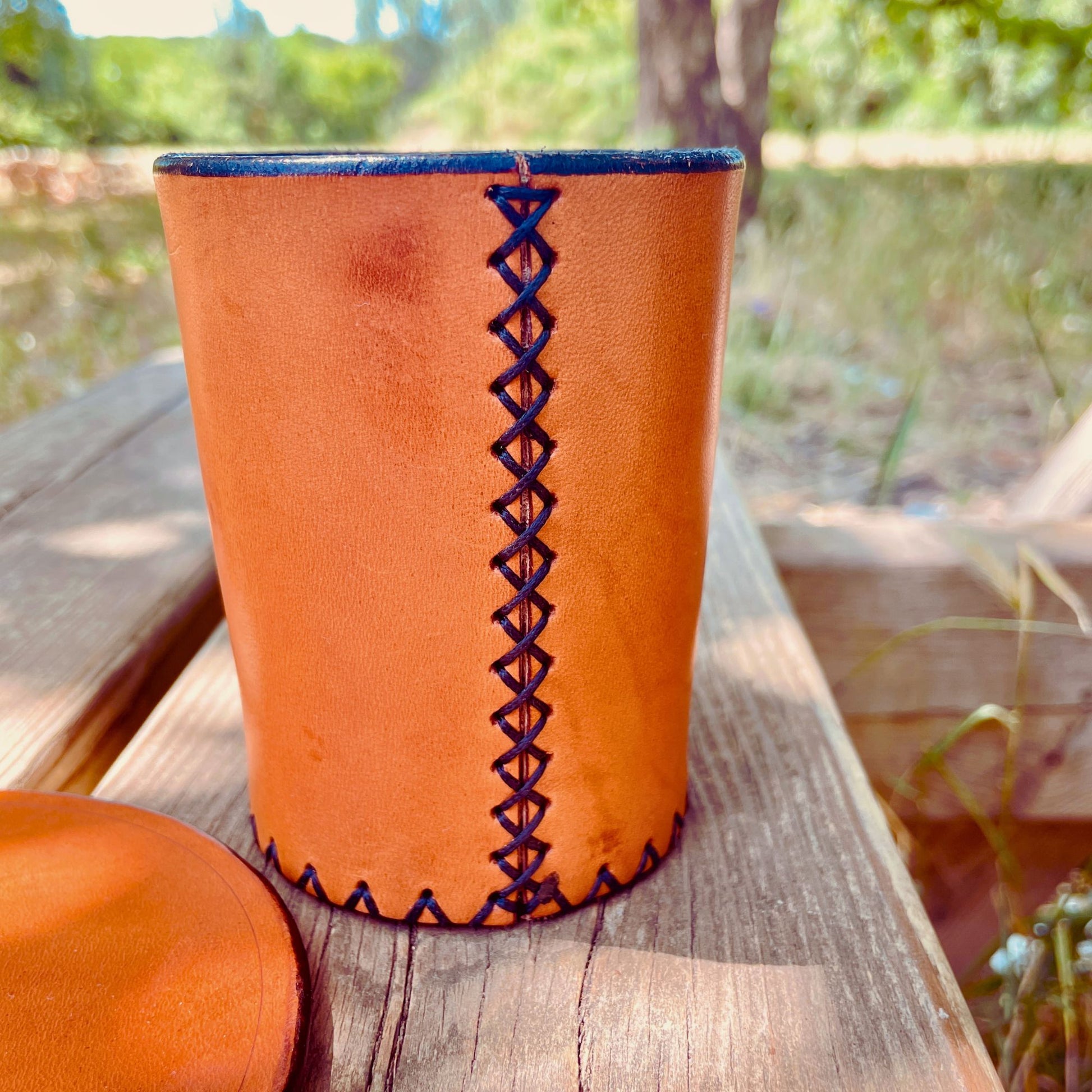 SteamVoyage-bicchiere lancia dadi in cuoio cucito a mano con sottobicchiere abbinato. Accessorio per il gioco da tavolo e il gioco di ruolo personalizzabile adatto a Dungeons and Dragon e a tutti i giochi che prevedono l'uso di dadi