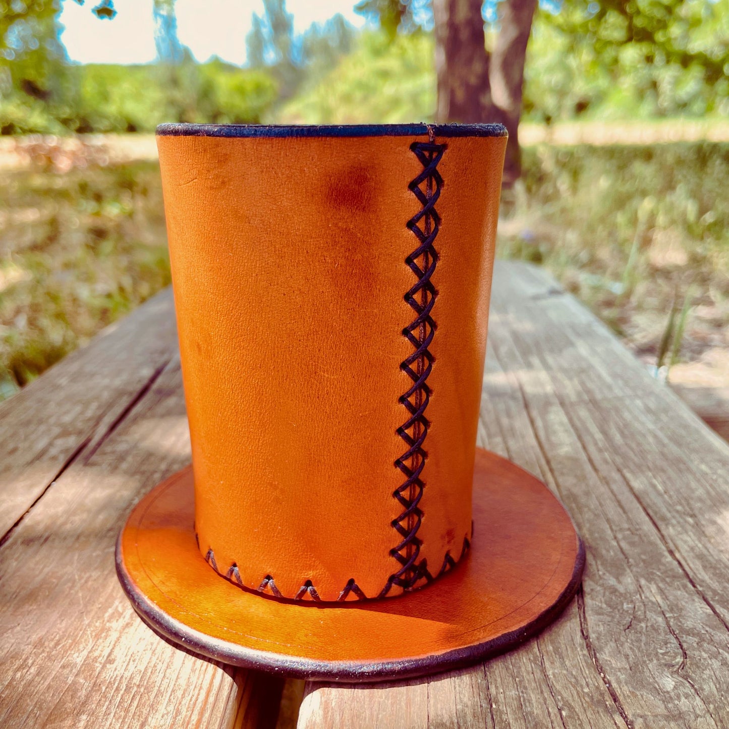 SteamVoyage-bicchiere lancia dadi in cuoio cucito a mano con sottobicchiere abbinato. Accessorio per il gioco da tavolo e il gioco di ruolo personalizzabile adatto a Dungeons and Dragon e a tutti i giochi che prevedono l'uso di dadi